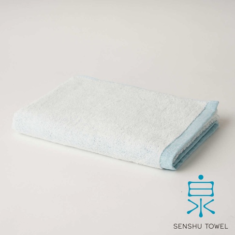 YUKINONE 雪之音柔織有機棉迷你浴巾，淺藍色滾邊，觸感柔軟。