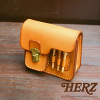 職人手作皮革高爾夫腰包，採用溫暖的駝色皮革，設有金屬釦和三個插槽，可收納高爾夫球釘。