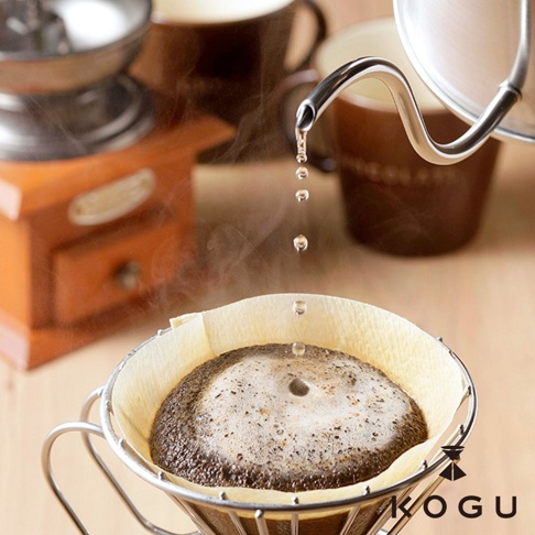 日本製ITTEKI 18-8不鏽鋼極細口咖啡手沖壺，細長壺嘴精準注水，搭配咖啡濾杯與咖啡粉，呈現手沖咖啡的細緻過程。