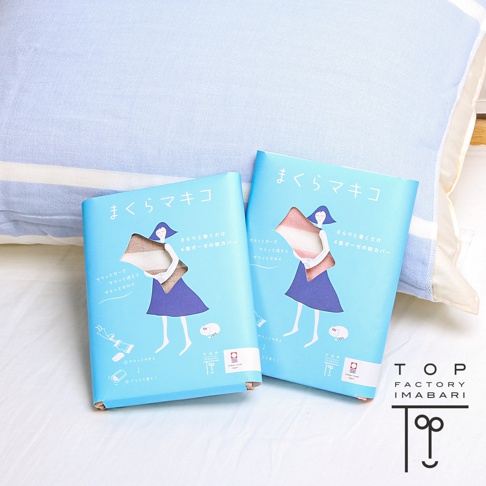 兩件今治四層紗枕套，裝在淺藍色包裝內，包裝上有插畫圖案。