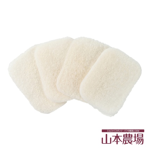 四塊乳白色、薄型、長方形的蒟蒻洗臉海綿，表面帶有細緻的顆粒感。
