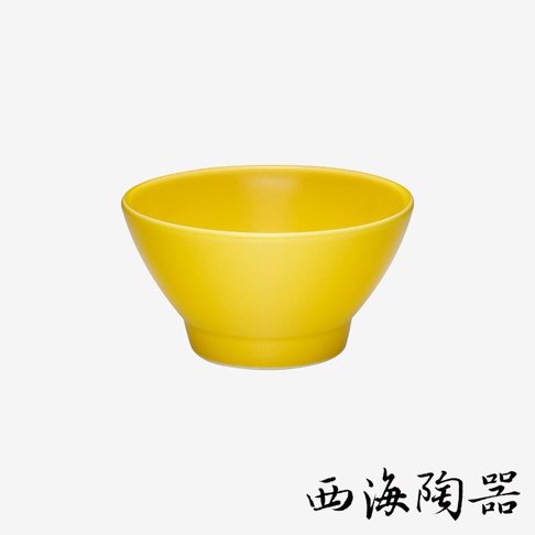 黃色波佐見燒溫彩輕量飯碗，陶瓷材質，碗身呈弧形，底部有層次感設計，碗口圓潤。