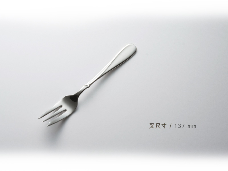 叉子長度為137毫米，具有不鏽鋼材質與優雅的設計