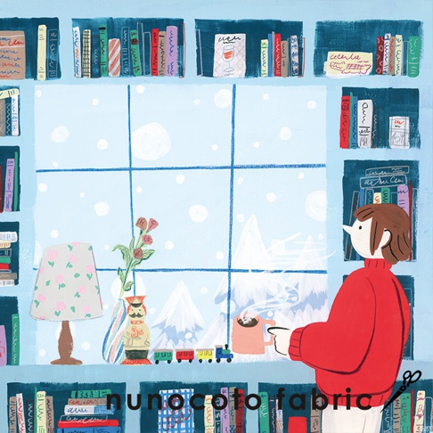 無框帆布藝術海報，描繪了一個裝滿書籍的藍色房間，透過窗戶可以看到下雪的冬季景觀。畫面中有一個穿著紅色毛衣的女孩，手裡拿著一杯冒著熱氣的飲品，旁邊有檯燈、花瓶和火車玩具，整體色調以藍色和白色為主，帶有溫馨的氛圍。