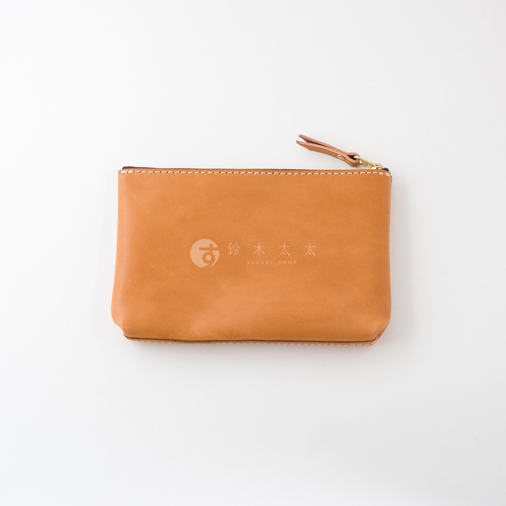 咖啡色皮革長方形拉鍊收納包，表面有品牌燙金標誌，頂部有皮革拉環和金色拉鍊。