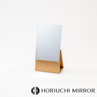 NAPURE 桌上型2Way折疊化妝鏡，鏡面為長方形，鏡架為淺棕色皮革材質，設計簡約，可折疊放置。