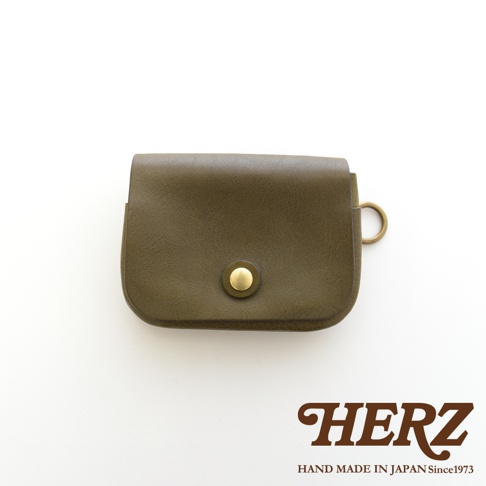 軍綠色皮革雙層錢包，配有黃銅按扣及 D 型環，展現簡約風格。