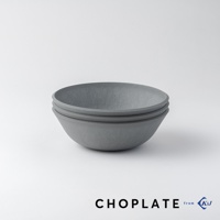 堆疊的CHOPLATE BOWL沙拉碗，呈現霧面灰色，碗身為圓弧形，邊緣光滑。