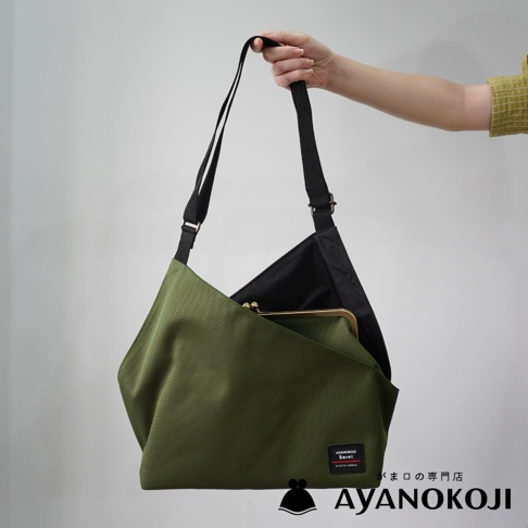 京都職人手作AYANOKOJI Sarei機能布方形口金單肩包，綠色，由人手提著。