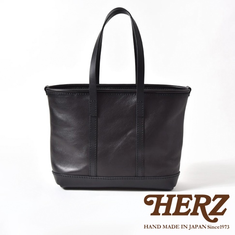 職人手作皮革經典托特包 T-9 L，黑色，簡約方形設計，配有雙提把，質感皮革材質，呈現經典俐落風格。