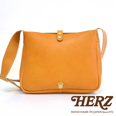 日本HERZ職人手作皮革軟皮橫式斜背包，駝色，配有金屬扣和可調式肩帶