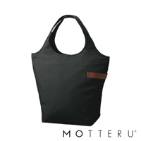 一個黑色的、大容量摺疊保冷可立托特袋，採用耐用材質製成，搭配一個棕色皮革裝飾片。