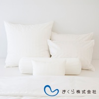 純白色棉質枕頭套組合，包含不同尺寸的方形枕頭套、長條形枕頭套和圓筒形枕頭套，展現簡約舒適的居家風格，適合各式床鋪佈置。