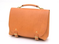 棕褐色皮革雙扣兩用側背包，附有金色金屬扣環和手提把。