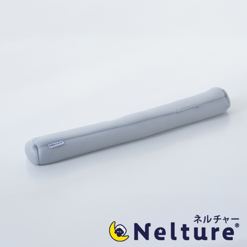 一個淺灰色的長條形枕頭，上面有白色的小標籤，標籤上印有「Nelture」字樣。圖片下方有「Nelture」品牌標誌。