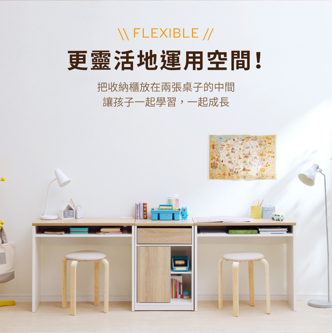 白色木質收納櫃，側面為木紋材質，配有抽屜和開放式層架，下方有滾輪，可放置於兩張書桌之間，為兒童學習空間提供收納功能。