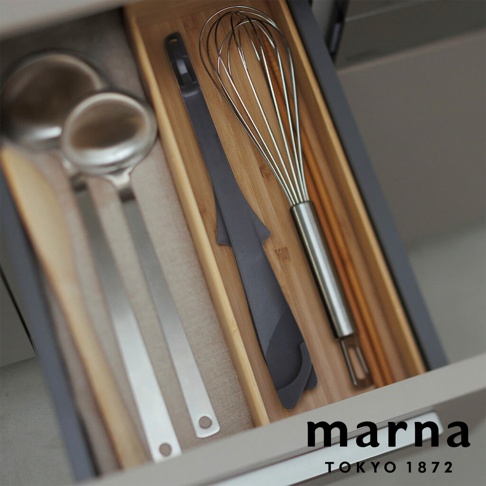 marna TOKYO 1872，抽屜中收納著廚房用品，包含攪拌器、食物夾和湯勺。