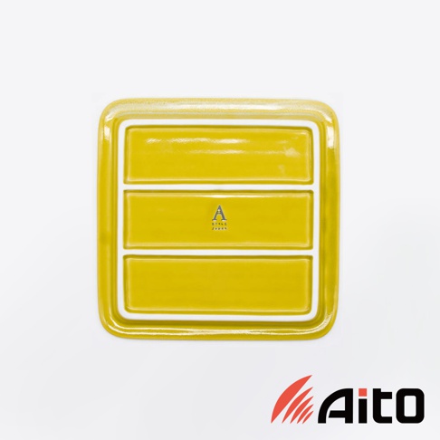 黃色美濃燒素釉吐司酥脆專用盤，採用陶瓷材質，盤面有三個長條形隔層，邊緣帶有細緻的釉色。