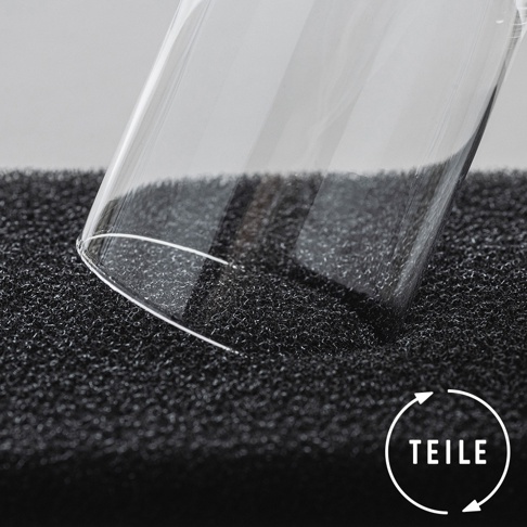 透明玻璃杯放置於黑色多孔吸水墊上，展示其材質紋理與吸水特性。