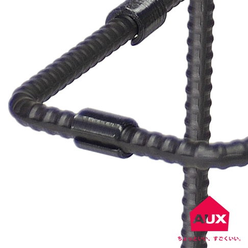 黑色金屬材質的廚房收納架，具有工業風格的粗獷紋路，兩個彎曲的桿件由黑色連接件固定，呈現結構感。