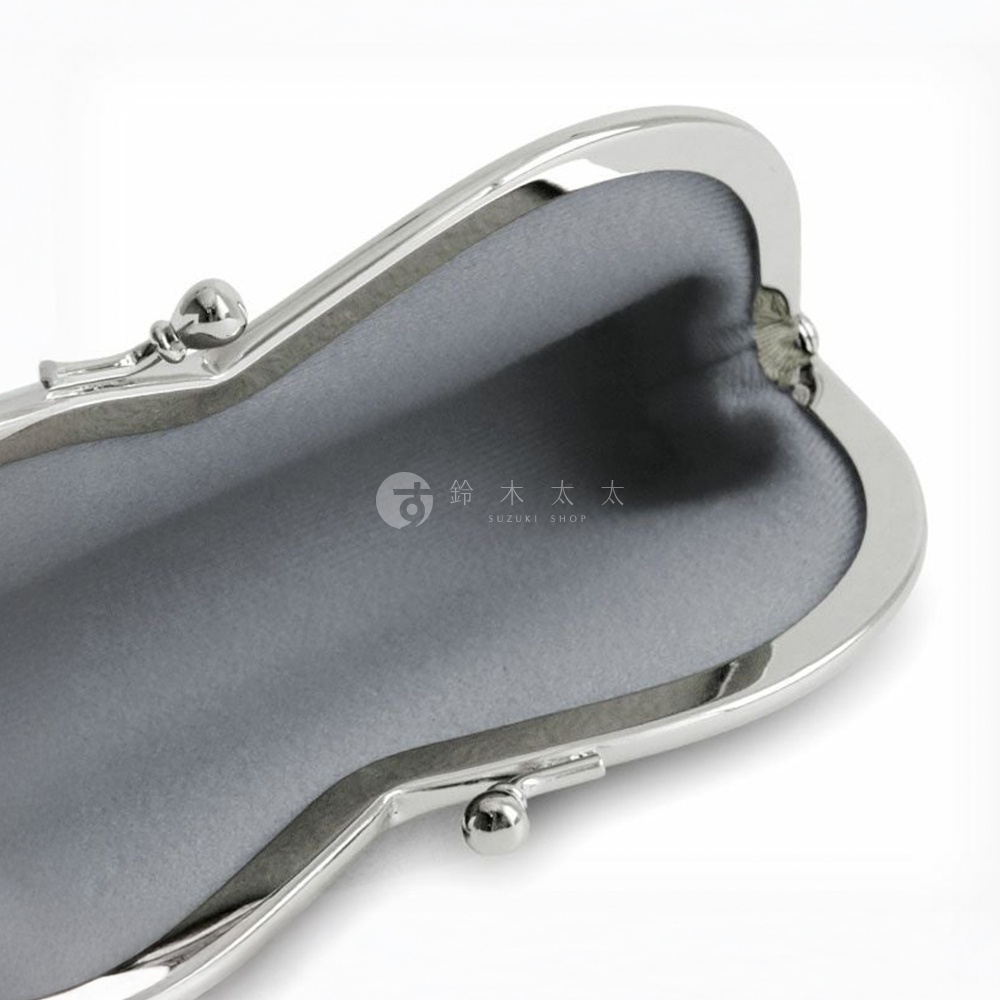 京都職人手作 AYANOKOJI 鈴木太太 品牌標誌於銀色口金眼鏡收納盒內側的灰色絨布上