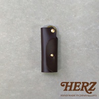 深棕色皮革製成的職人手作鑰匙套，帶有金色金屬扣和鑰匙圈。