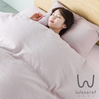 一位女子在鋪著粉色床單的床上熟睡，畫面下方有 Wasaraf 的品牌標誌。