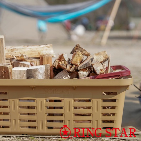Starke-R 超級長籃，淺褐色塑膠材質，籃身兩側有長條形鏤空設計，籃中裝有大量柴火，部分柴火露出籃緣，一紅色夾子放在柴火上。
