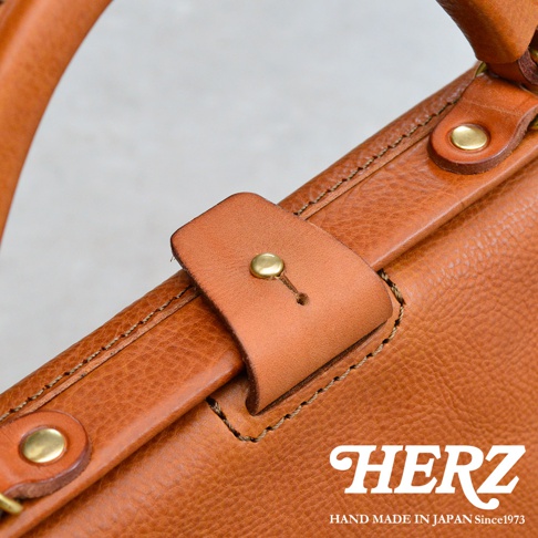 職人手作皮革Organ方形口金托特包，呈現自然棕色皮革紋理，配有黃銅色金屬扣件和縫線細節，展現簡約而精緻的設計。