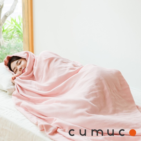粉色四層紗輕暖舒柔四季毯，觸感柔軟，覆蓋一名女子，女子頭部也包裹在毯子中，舒適地躺在床上。