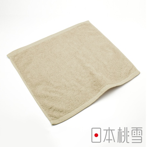 淺褐色飯店方巾，材質柔軟，邊緣有細緻縫線，呈現簡潔乾淨的質感。