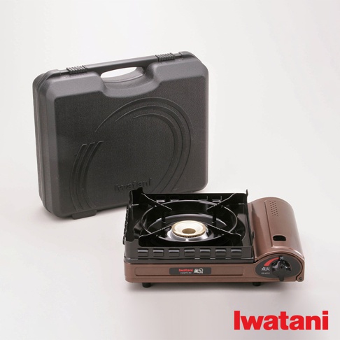 咖啡色雙重防風卡式爐，配有黑色收納盒。卡式爐有黑色爐架、黃銅色燃燒器，以及咖啡色外殼和控制旋鈕。