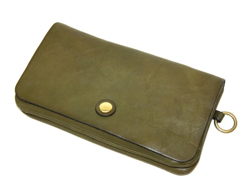 橄欖綠皮革長夾，設有金色按扣和側邊的黃銅色環扣，適合旅行收納護照與機票。