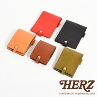 五個職人手作皮革便利貼收納套，分別為紅色、黑色、橘色、棕色及橄欖綠，皆採用皮革材質，並配有金色按扣。