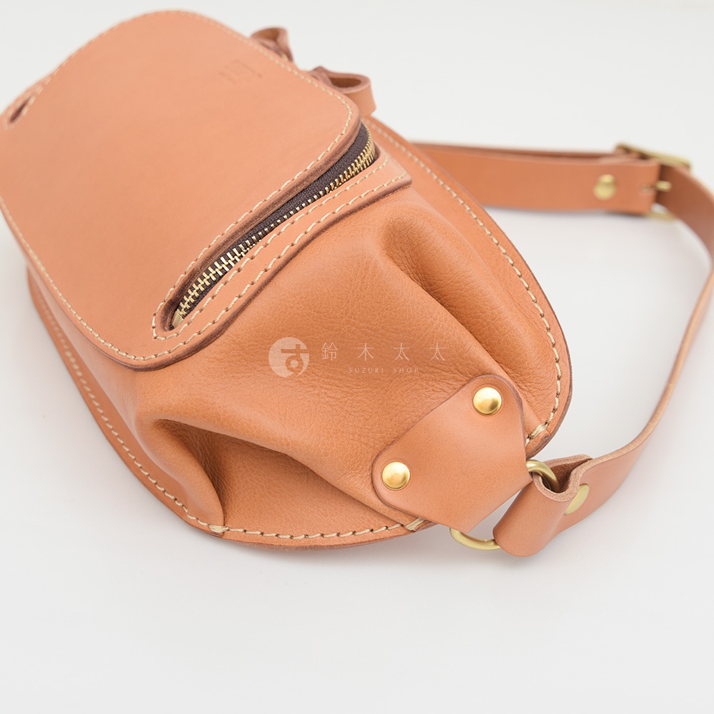 日本HERZ職人手作駝色皮革拉鍊旅行斜背包，強調手工縫線與金屬銅釦細節，展現職人對細節的堅持。