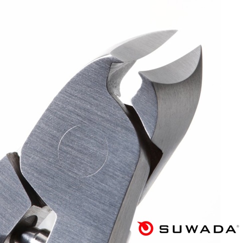 日本職人指甲剪經典款 L，細緻打磨的銀色不鏽鋼材質，刀刃彎曲，整體呈現金屬光澤。