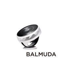 白色 BALMUDA GreenFan Cirq 循環扇，扇葉與外框為黑色，以傾斜角度置於白色底座上。