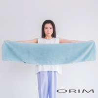 淺藍色毛巾，採用柔軟吸水材質，設有白色及黑色按鈕，適合吹髮時包裹頭髮。