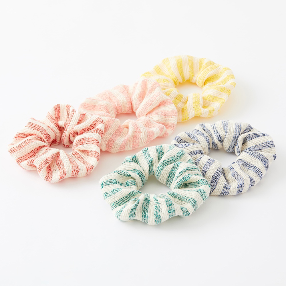 四個今治有機匹馬棉雙色彈力髮圈，分別為紅條紋、粉條紋、黃條紋、藍綠條紋，素材輕柔。