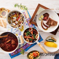 露歐頓 IH 不沾鍋具 10 件組 LUO-SE10，展示了三鍋料理：蛤蜊義大利麵、海鮮鍋與燉肉鍋，以及盤中的香煎牛排、歐姆蛋和鬆餅。鍋具為白色，配有木紋把手，搭配色彩鮮豔的餐巾與裝飾。