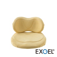 黃色HUG COMFY PREMIUM背部支撐坐墊，為兩件式設計，上方為腰部支撐枕，下方為坐墊，皆為網狀布料材質，呈現曲線造型。