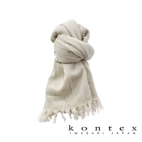 米白色微透輕柔羊毛棉質混紡絲巾，一端打結，另一端帶有流蘇，材質輕盈柔軟。