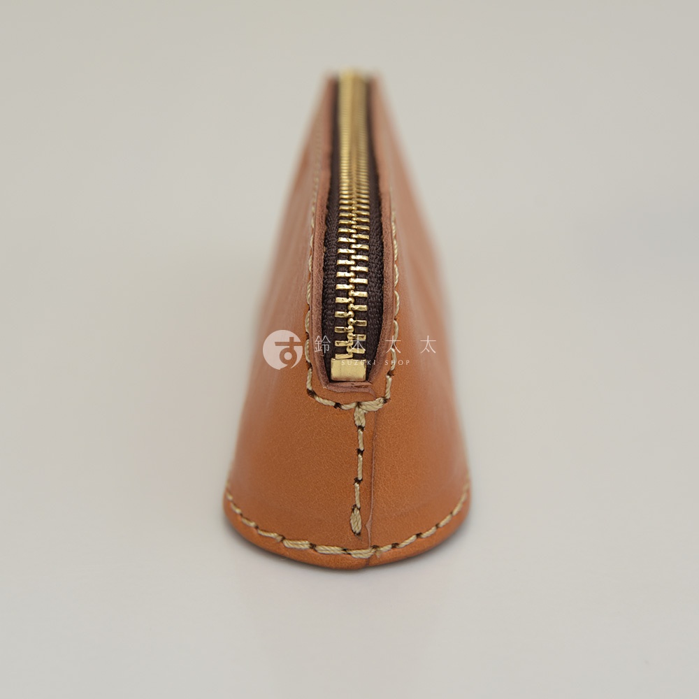 職人手作皮革三角弧形收納筆袋，淺棕色皮革，金色拉鍊，手工縫線。