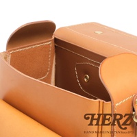 職人手作皮革小學生書包，經典棕色，精緻車縫工藝，全真皮材質，展現自然皮革紋理與質感。