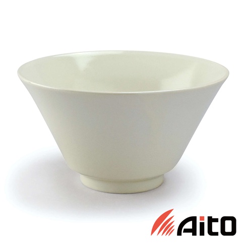 Ciel 美濃燒簡約釉彩深碗，呈淺米白色，陶瓷材質，造型為底部有圓形座，碗身向外擴張，邊緣向內收攏，整體呈現簡潔的設計。