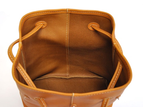 職人手作皮革可調式兩用大容量托特包，棕褐色牛皮材質，簡約設計，內部空間寬敞，搭配白色縫線，展現質感。