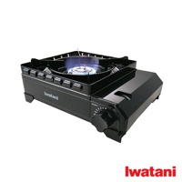 黑色金屬材質的卡式爐，爐火呈現藍色火焰，爐體側面有「Iwatani」品牌標誌，並設有黑色旋鈕和刻度盤。