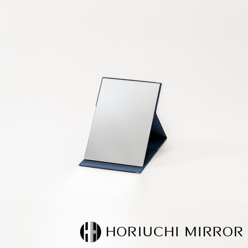 NAPURE 桌上型2Way折疊化妝鏡，深藍色，鏡面為金屬材質，可折疊立於桌面，鏡框為深藍色。