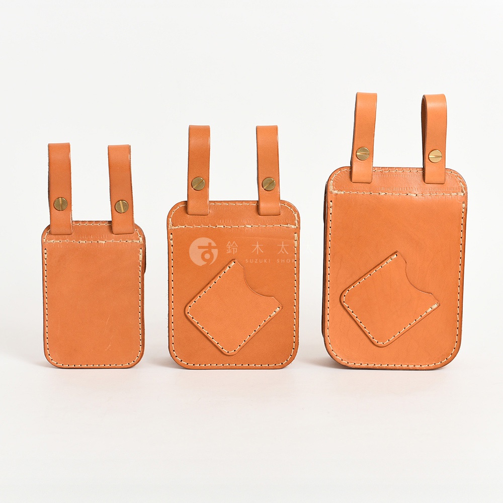 三款不同尺寸的棕色皮革腰袋，均為職人手作，配有兩條皮革掛帶和金屬鉚釘，其中兩款腰袋正面有菱形皮革裝飾。
