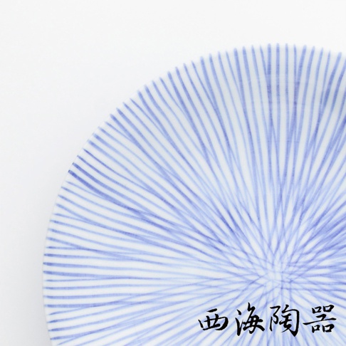 波佐見燒點心碟，白色陶瓷上繪有藍色十草紋，放射狀的線條從中心向外延伸，風格簡潔。